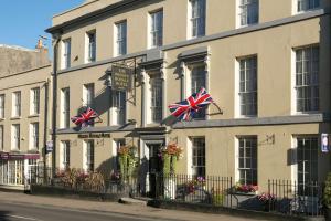 多切斯特Best Western Wessex Royale Hotel Dorchester的一面有英国国旗的建筑