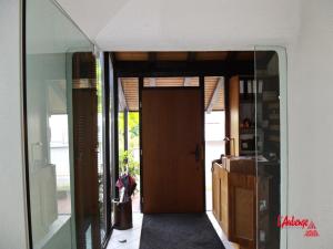 瓦尔多夫劳伯格酒店的门通往带走廊的房间
