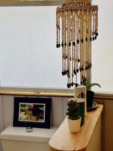 帕佩托艾FARE TEMANEA的挂在一张桌子上的吊灯和一张照片