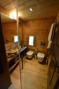 布吕松迷人的多尔夫小木屋及艺术画廊住宿加早餐旅馆的木制浴室设有卫生间和水槽