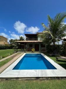 马拉戈日Casa em Peroba/Maragogi的房屋前的游泳池
