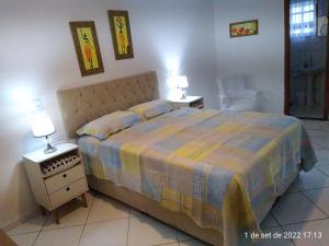 里约热内卢Cantinho Bonsai的一间卧室配有一张床和两张台灯。