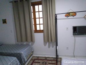 里约热内卢Cantinho Bonsai的客房设有冰箱和窗户。