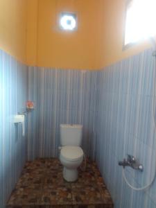 八丹拜Alola inn的一间位于客房内的白色卫生间的浴室