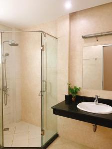 下龙湾RosePark Tuan Chau的一间带玻璃淋浴和水槽的浴室