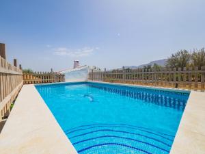 阿尔豪林格朗德Cubo's Finca Isabel Privacy & Relax的蓝色海水和木栅栏的游泳池