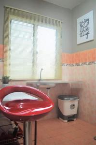 Kampong Batu LapanMH Homestay B Tambun的一个带水槽和卫生间的浴室内的红色凳子
