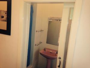 布莱克浦Peek-a-Booze - Budget Hotel - Adults Only的一间带水槽和镜子的浴室