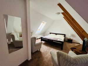 特伦钦Maria Penzion & Restaurant的一间卧室配有一张床和两把椅子