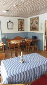 卢德维卡Skogshemmet的一间用餐室,配有一张带蓝白桌布的桌子