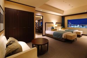 冈山冈山ANA皇冠假日酒店的酒店客房,设有两张床和一张沙发
