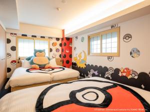 东京美满如家酒店 东京 上野EAST的儿童卧室配有两张带船长美洲壁画的床