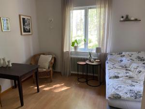 卢德维卡Skogshemmet的一间卧室配有一张床、一张桌子和一个窗户。