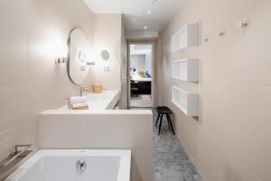 赫尔辛基赫尔辛基大道英迪格酒店的白色的浴室设有水槽和镜子