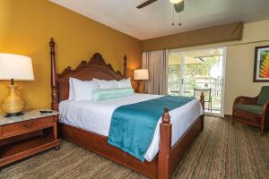 卡帕阿考爱岛海岸酒店的一间卧室设有一张大床和一个窗户。