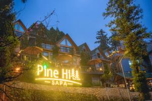 萨帕Sapa Pine Hill Eco Lodge的标有读松 ⁇ 温泉的旅馆