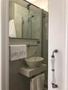 莱昂Lloēco - Art & Design Guest House的一间带碗水槽和镜子的浴室
