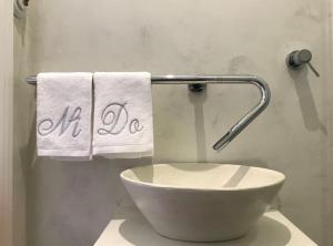 莱昂Lloēco - Art & Design Guest House的浴室配有白色水槽和毛巾
