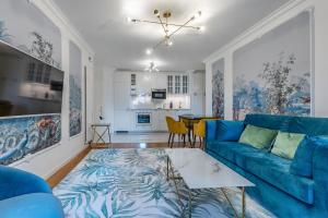 蒙特勒Garden of Eden 1-bedroom apartment – Lakefront的客厅配有蓝色的沙发和桌子