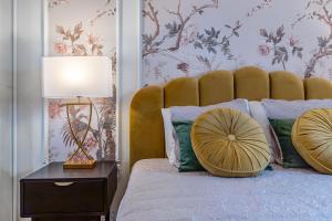 蒙特勒Garden of Eden 1-bedroom apartment – Lakefront的一间卧室配有一张带床头板和灯的床