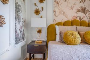 蒙特勒Soft Glam 1-bedroom appt - Lake & Mountain View的一间卧室配有一张床和一张带台灯的桌子
