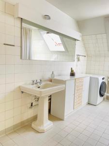 腓特烈港aday - Frederikshavn City Center - Charming double room的一间带水槽和洗衣机的浴室