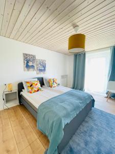 腓特烈港aday - Frederikshavn City Center - Charming double room的一间卧室配有一张蓝色地毯的大床