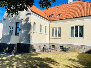 腓特烈港aday - Frederikshavn City Center - Charming double room的白色房子,有橙色屋顶