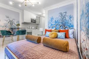 蒙特勒L'Eden studio with a balcony - Lake View的一间卧室配有一张带橙色和蓝色枕头的大床