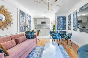 蒙特勒Bon Port 1-bedroom apartment – Lakefront的客厅配有粉红色的沙发和蓝色的椅子