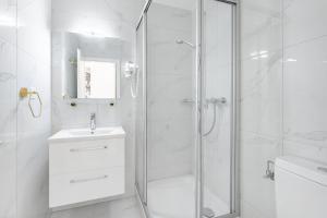蒙特勒Tropical studio with a balcony - Lake View的带淋浴和盥洗盆的白色浴室