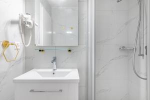 蒙特勒Secret Garden studio – Lakefront的白色的浴室设有水槽和淋浴。