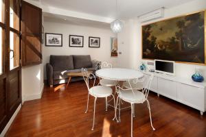 巴尔巴斯特罗Laila Home的客厅配有桌椅和沙发