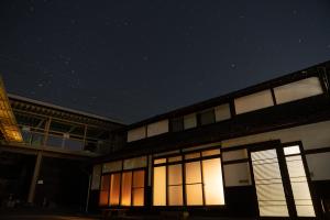 砺波市古民家柚子季的一座晚上有窗户的建筑