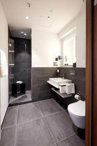 勒沃库森Kasino Hotel的浴室配有白色卫生间和盥洗盆。