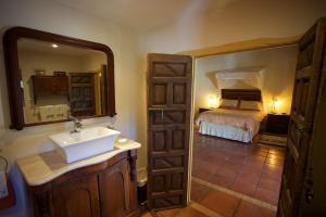 阿拉哈尔Casa Estrella的一间带水槽的浴室和一张位于客房内的床