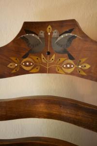 阿拉哈尔Casa Estrella的木头板上有鸟儿