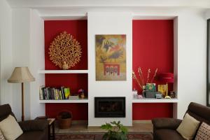 阿拉哈尔Casa Carmen的客厅设有红色的墙壁和壁炉