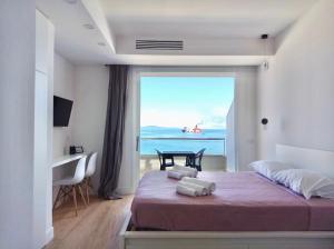 托雷斯港Boutique Lungomare的一间卧室设有一张床,享有海景