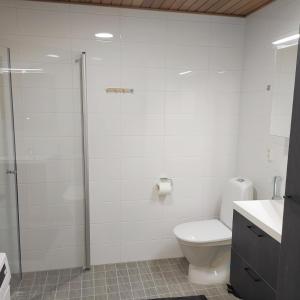 塞伊奈约基Ihana uusi huoneisto, hyvällä sijainnilla的白色的浴室设有卫生间和淋浴。