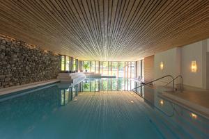 锡尔斯玛丽亚Hotel Waldhaus Sils的一座带天花板的别墅内的游泳池