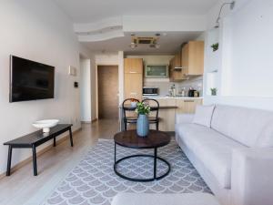 Sanders Ermitage on the Beach - Delightful 1-Bedroom Apartment With Sea View的休息区