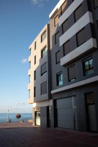 大加那利岛拉斯帕尔马斯Gloriamar Las Canteras的一座以海洋为背景的建筑