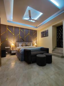 哈里瓦The Reverent Ganga的一间卧室配有一张床、一张沙发和一个天花板
