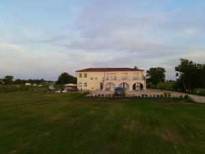 Villa EstenseCa' Vascon Alloggio Agrituristico的前面有草地的大建筑