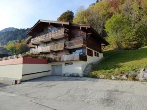 大博尔南Appartement Le Grand-Bornand, 2 pièces, 6 personnes - FR-1-458-108的前面有车道的大房子