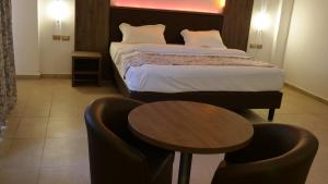 佛朗哥雅温得酒店客房内的一张或多张床位