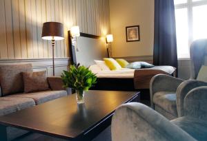 奥斯卡港克拉利奥波斯特连锁酒店的酒店客房带一张床、一张桌子和椅子