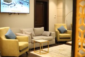 延布拉哈尔套房酒店的客厅配有沙发和两把椅子