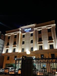 延布拉哈尔套房酒店的前面有灯的建筑